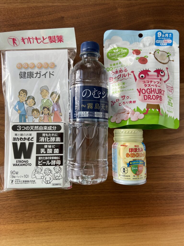 サプリ、水、お菓子、ミルク