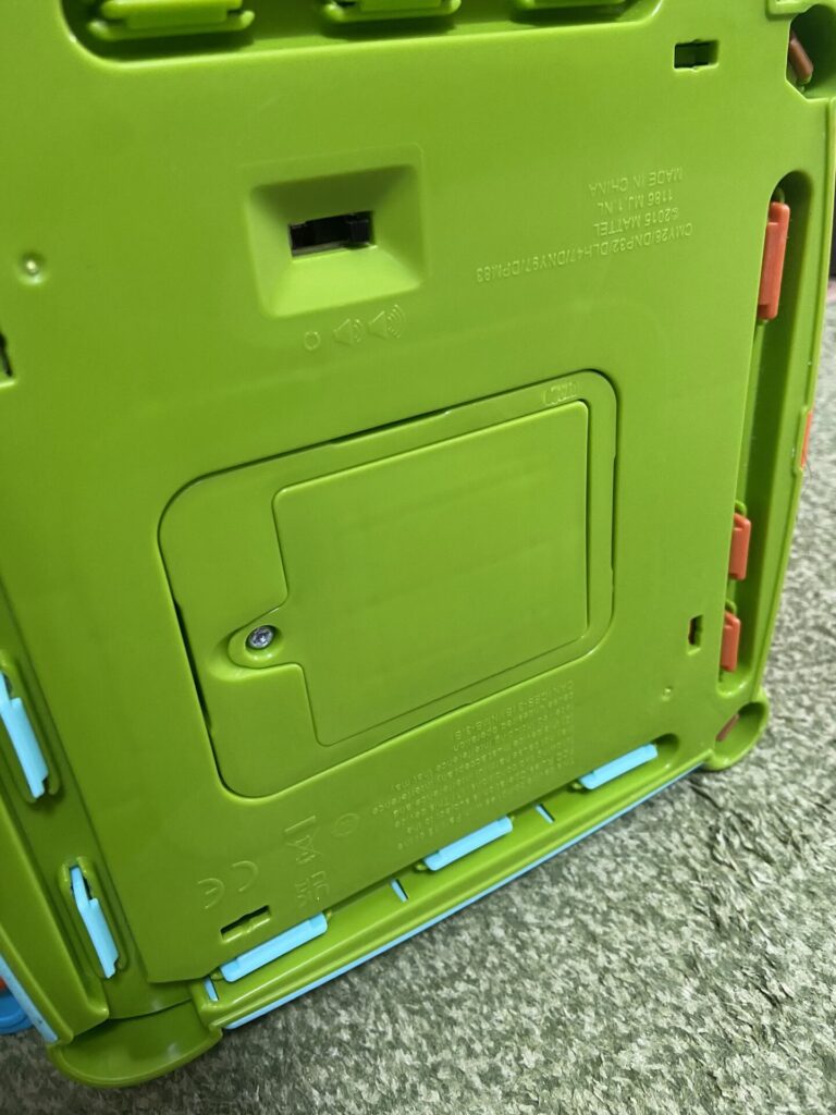 裏面の電池部分や、電源スイッチの写真