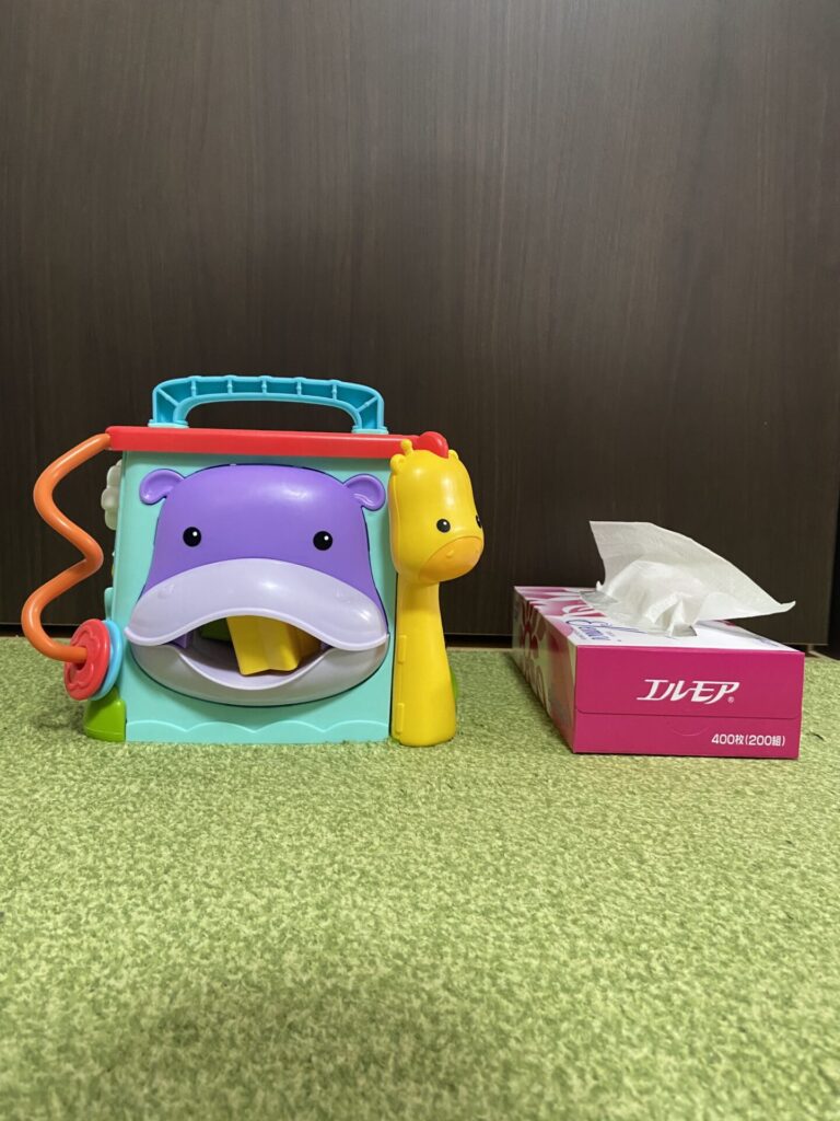 ティッシュボックスとおもちゃを並べて大きさの比較