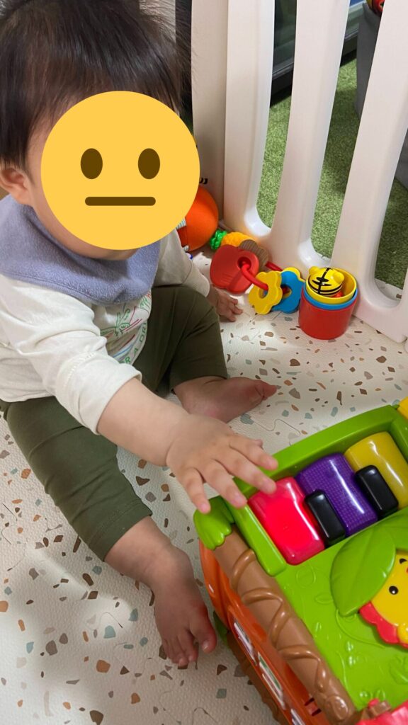 1歳の赤ちゃんが触っている様子