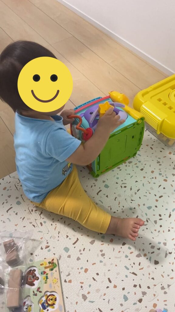 2歳の赤ちゃんが触っている様子